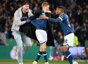 开云下载-比勒费尔德在一场激战中全力夺胜