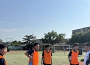 开云体育下载-球场上的顽强拼搏，每一个动作都关键