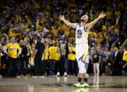 开云体育-包含奋战球场上队员激情四射，斩获胜利的词条