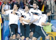 开云体育登录-德国队险胜马来西亚队，黄鸭组合扛起全队