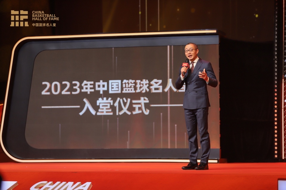 包含中国篮球名人堂首进高校九位篮球人获入堂荣誉的词条