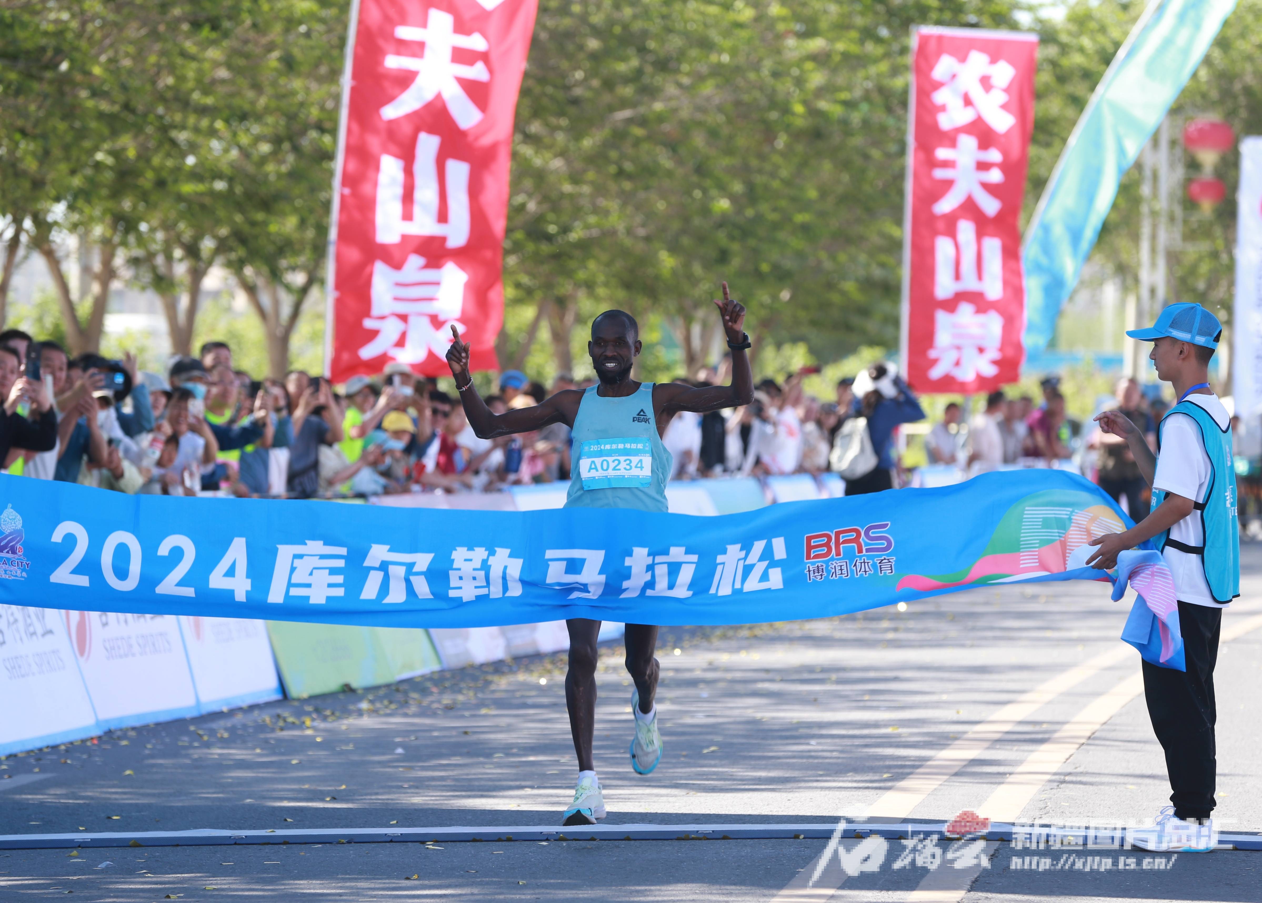 离谱体育生跑错赛道反向冲刺拿第一的简单介绍