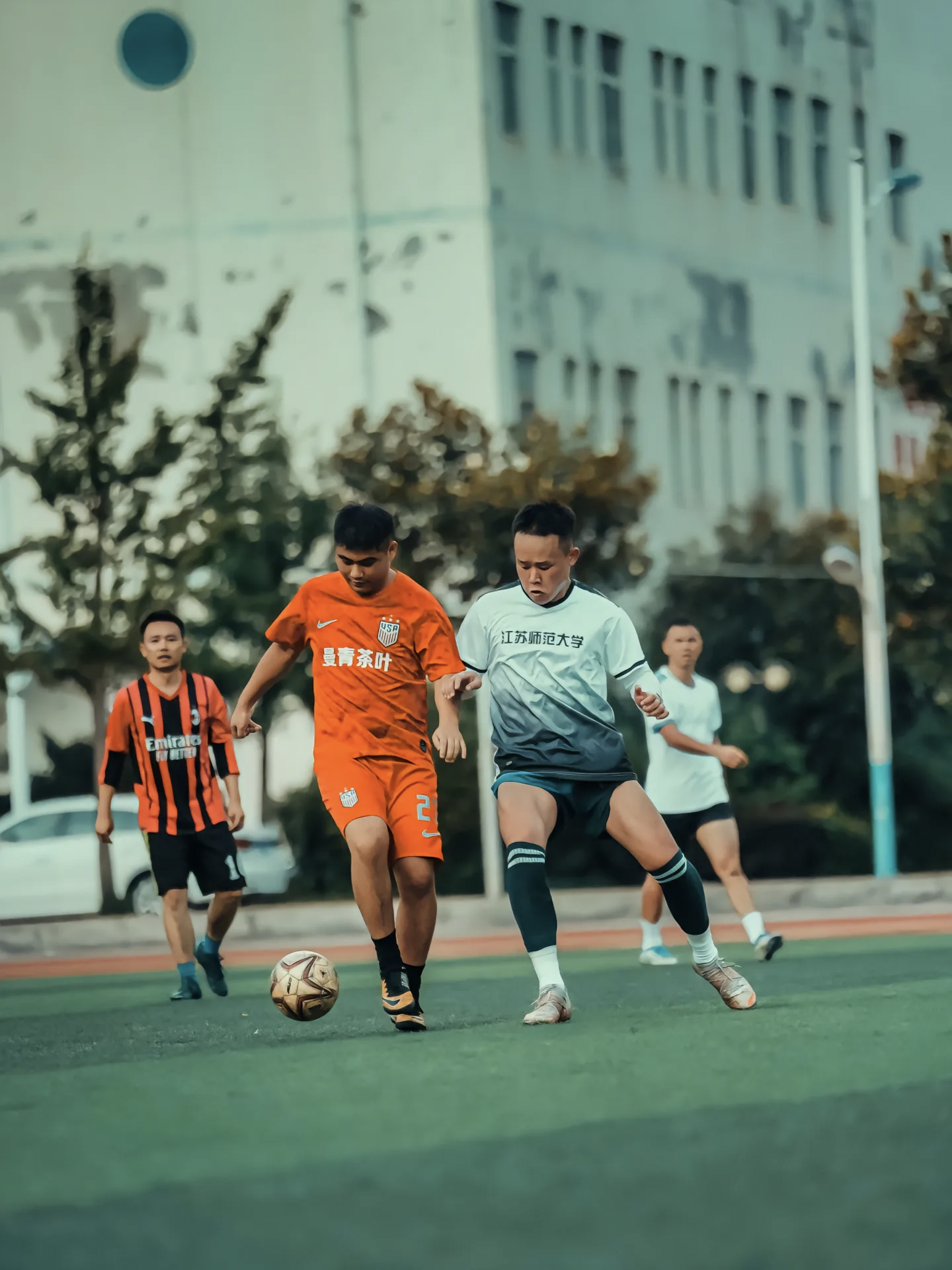 这球踢得比我人生还离谱