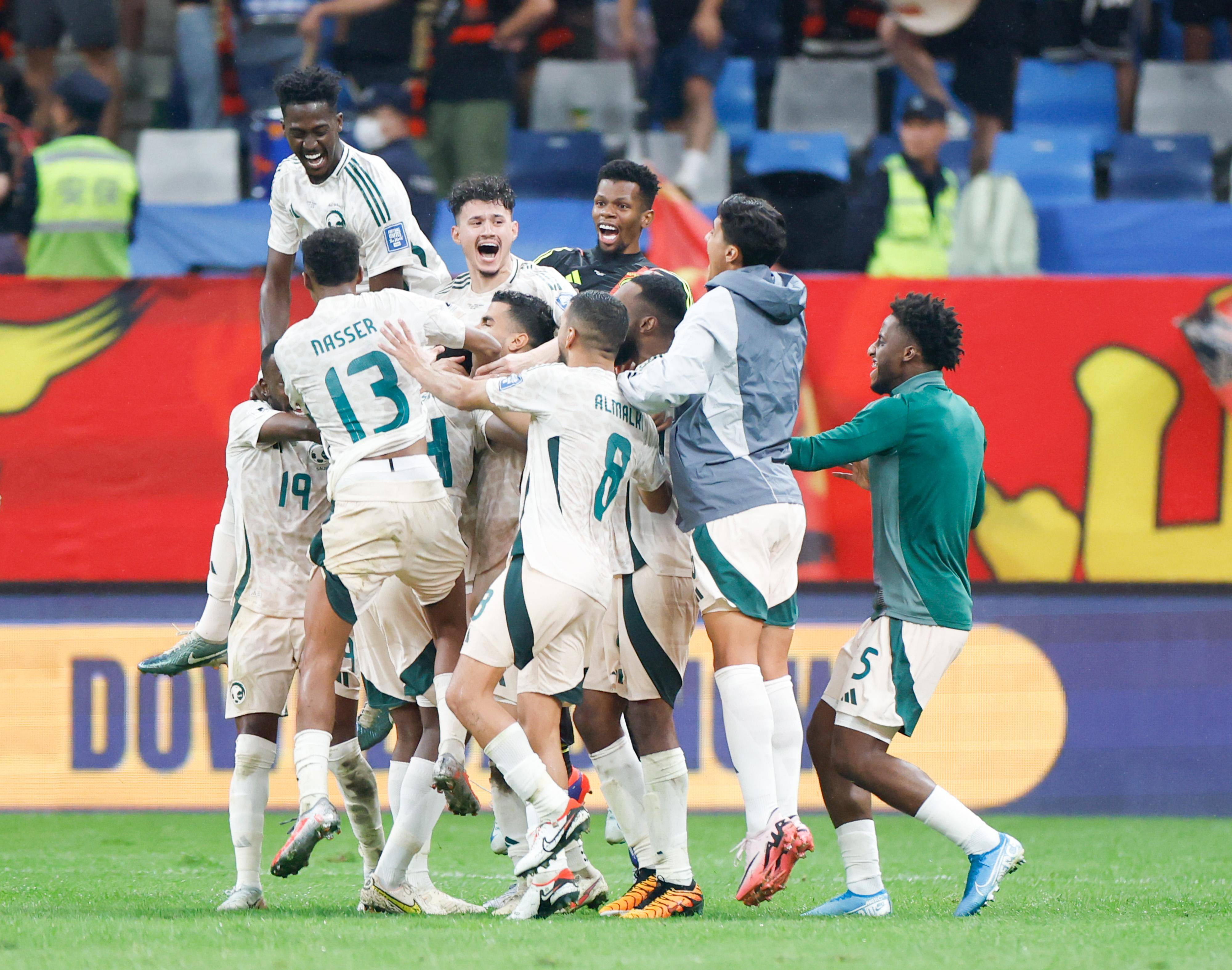 亚洲杯巅峰对决即将上演，球迷期待精彩瞬间