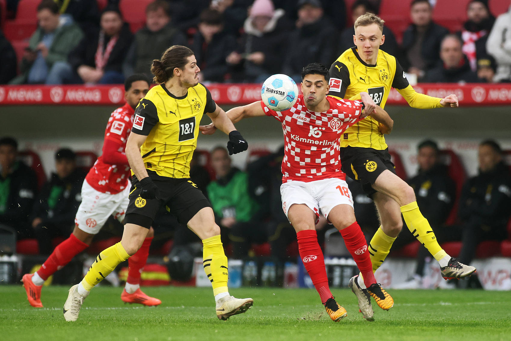 关于美因茨主场逼平门兴，客队遭遇赛季首平的信息