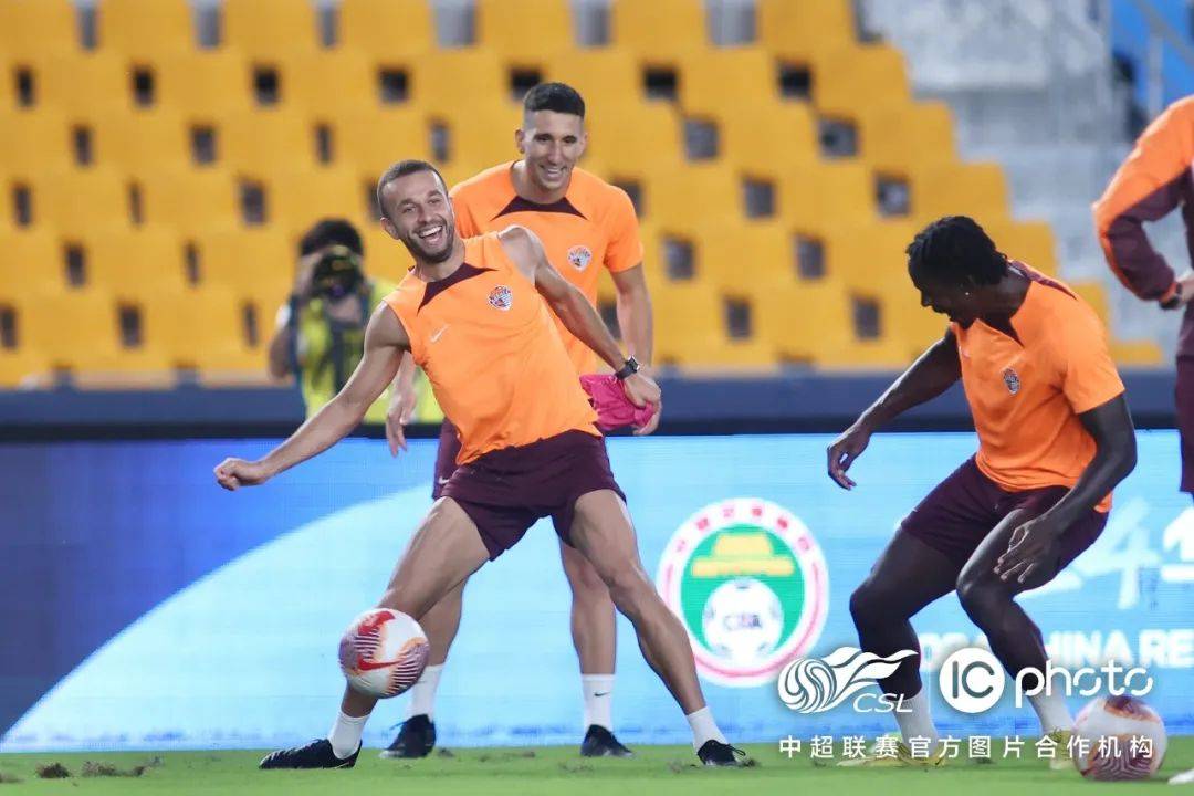 一场比赛中球队展现出团结一心的气势