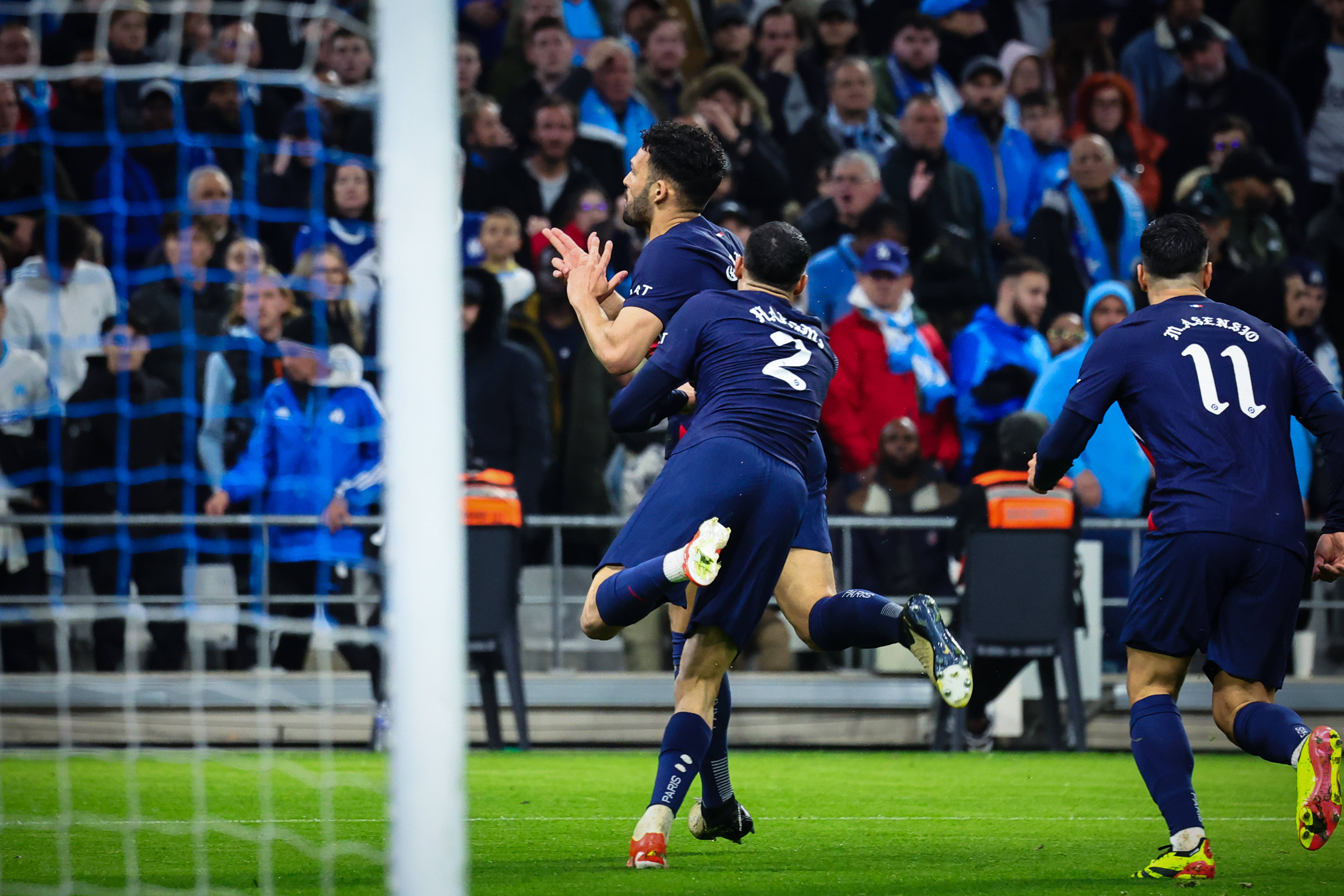 巴黎圣日耳曼实现七连胜，领跑法甲联赛