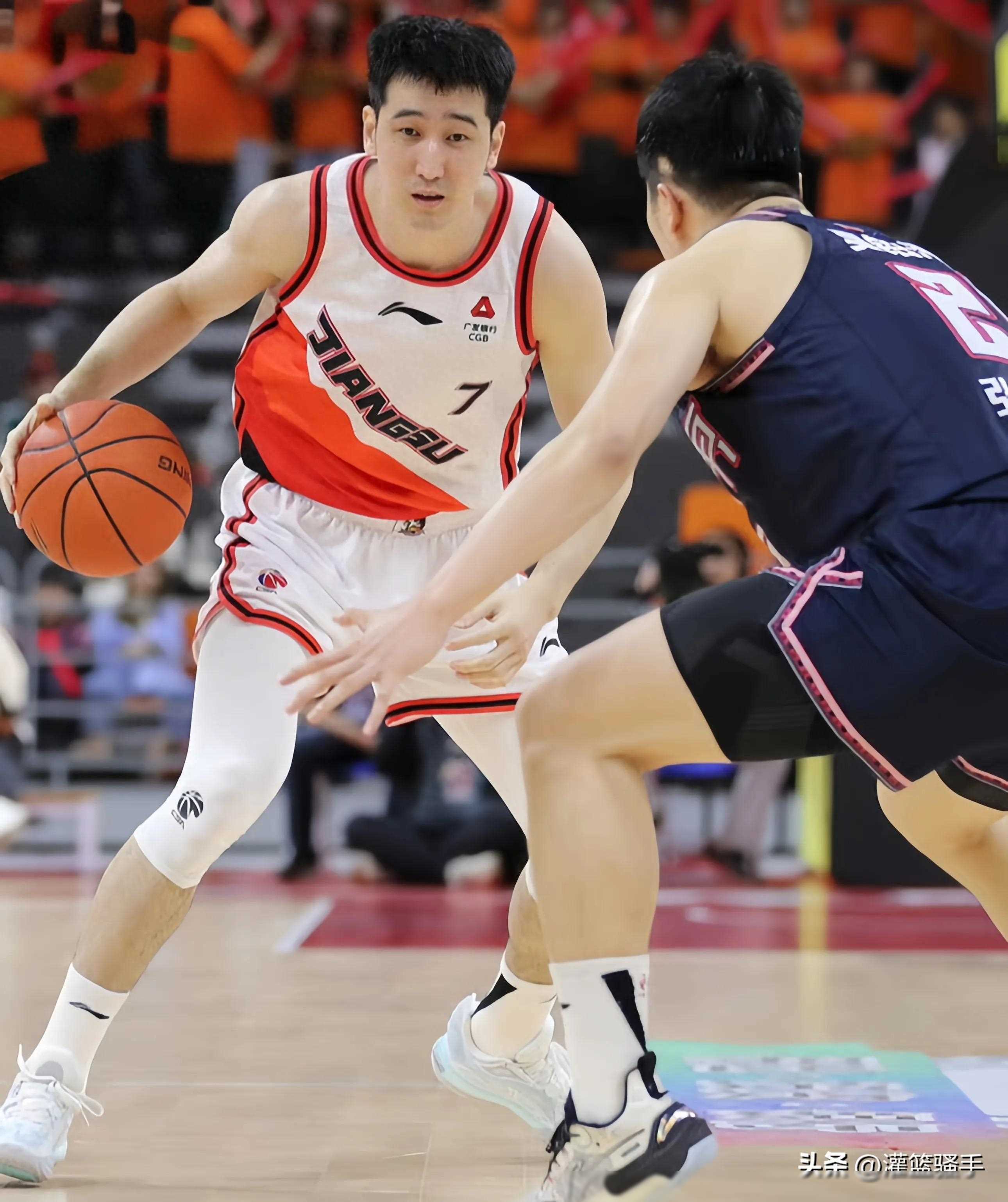 篮球比赛中球员技术高超,表现出色 篮球比赛中球员技术高超,表现出色