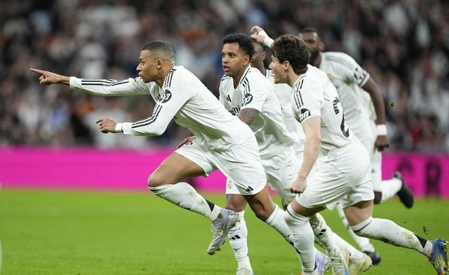 足球赛场上的对决充满悬念和看点,令人期待 足球赛场上的对决充满悬念和看点,令人期待