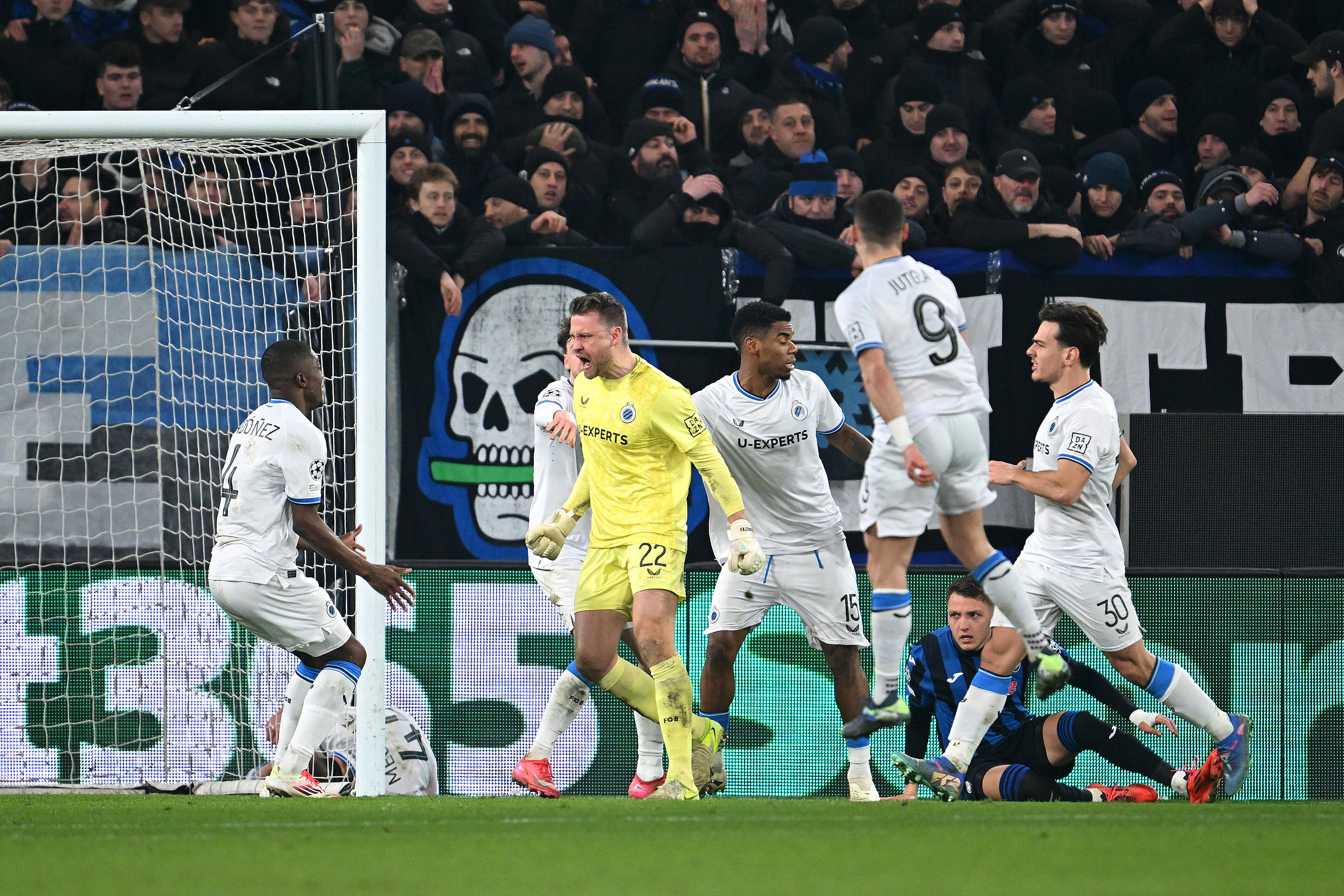 亚特兰大客场逆转取胜,球队表现出色士气高涨 亚特兰大客场逆转取胜,球队表现出色士气高涨