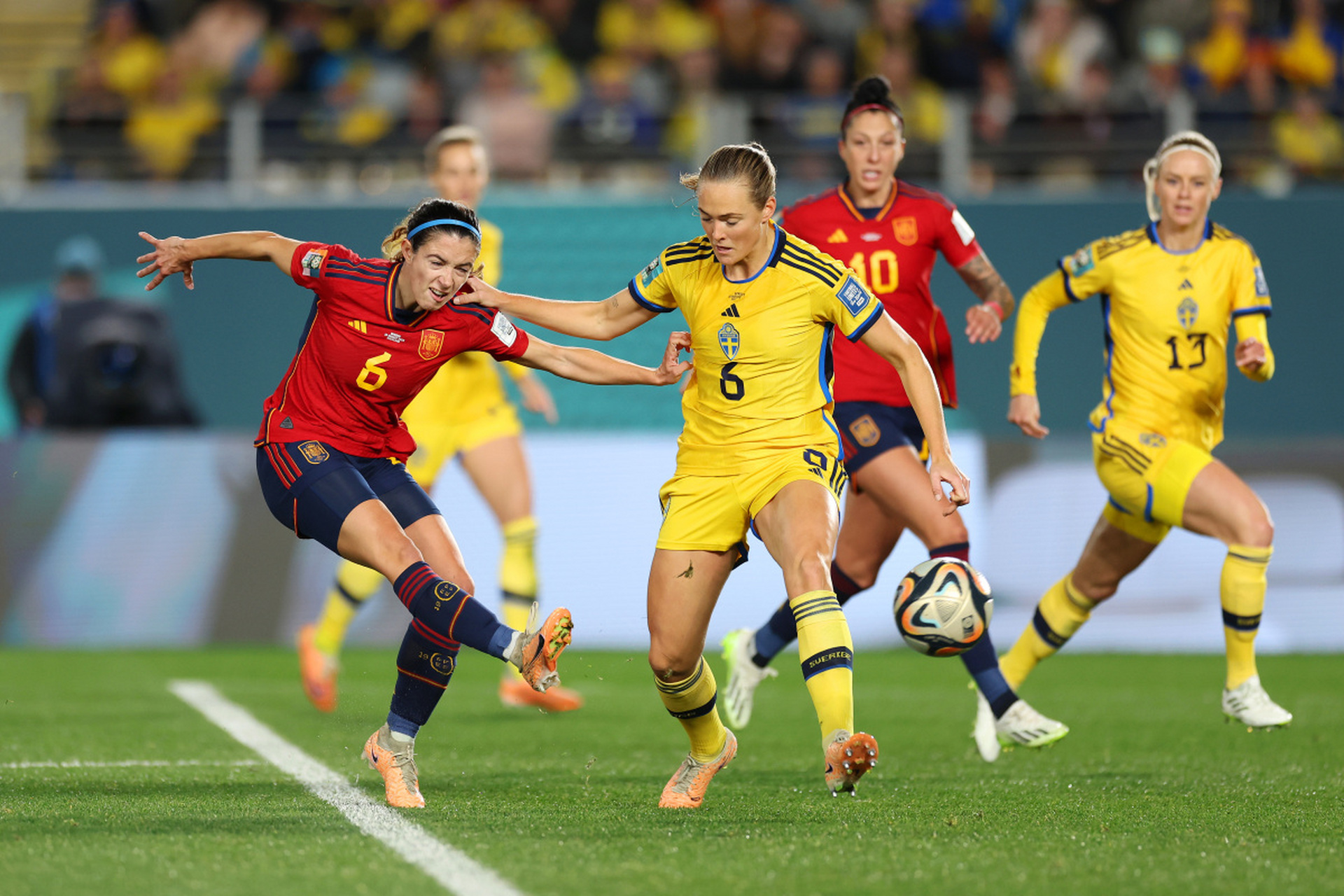 西班牙队连扳两球，晋级半决赛