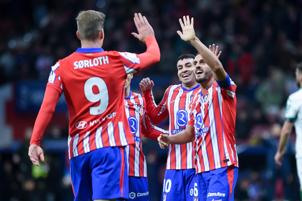 西班牙队连扳两球，晋级半决赛