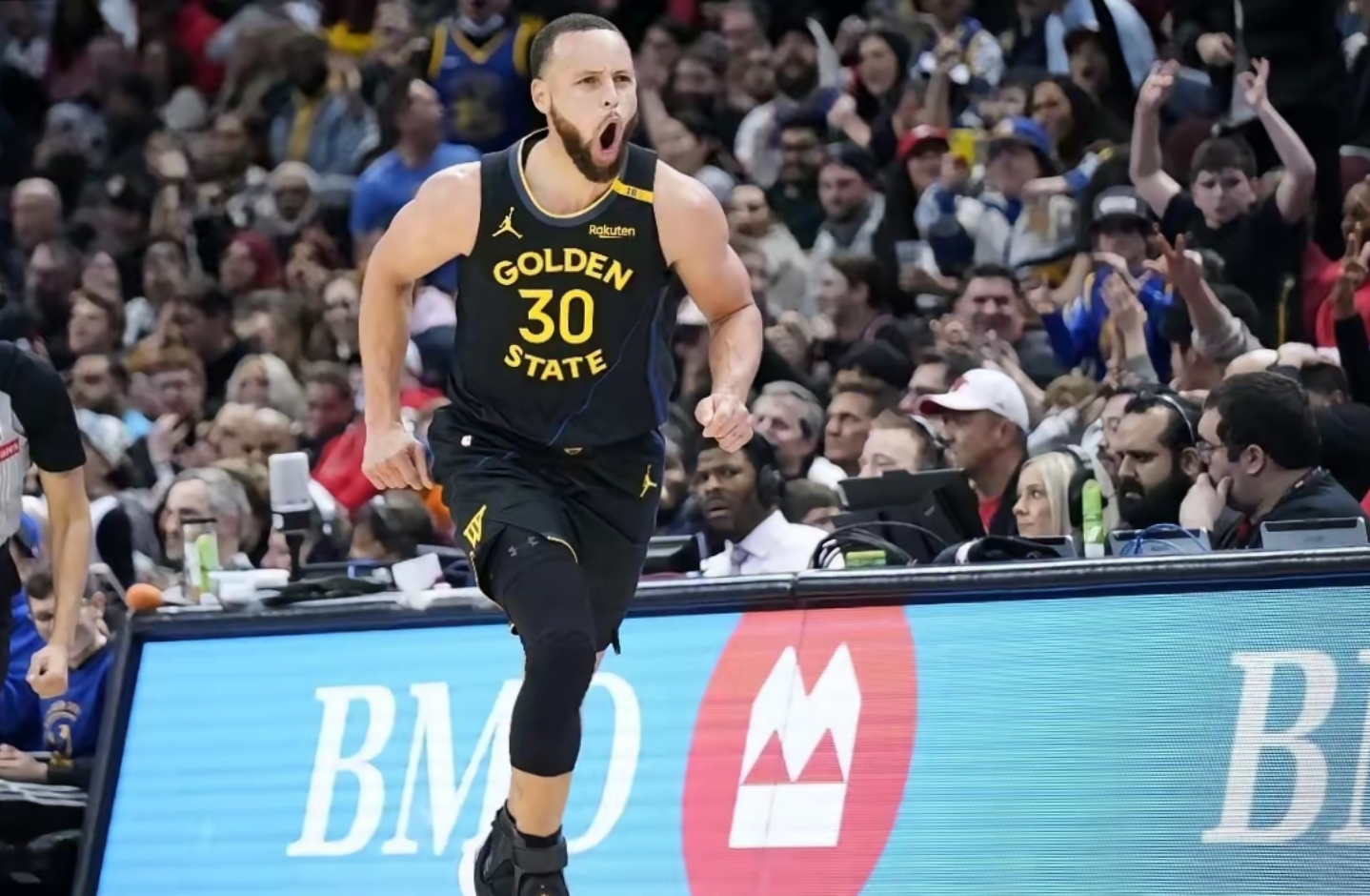 勇士主场大胜黄蜂,稳坐榜首 勇士主场大胜黄蜂,稳坐榜首