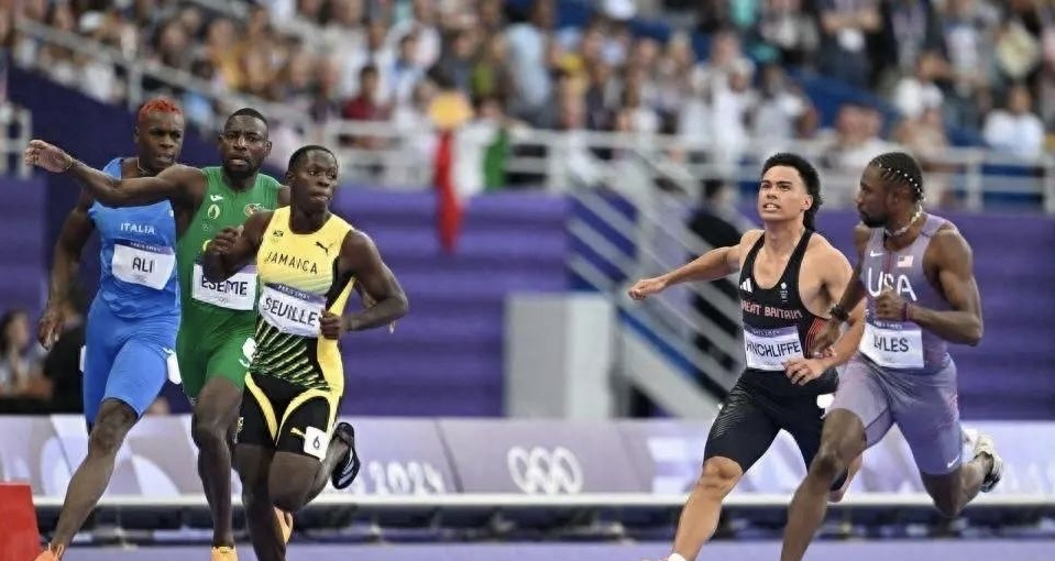 突尼斯选手在田径项目中闯过终点线