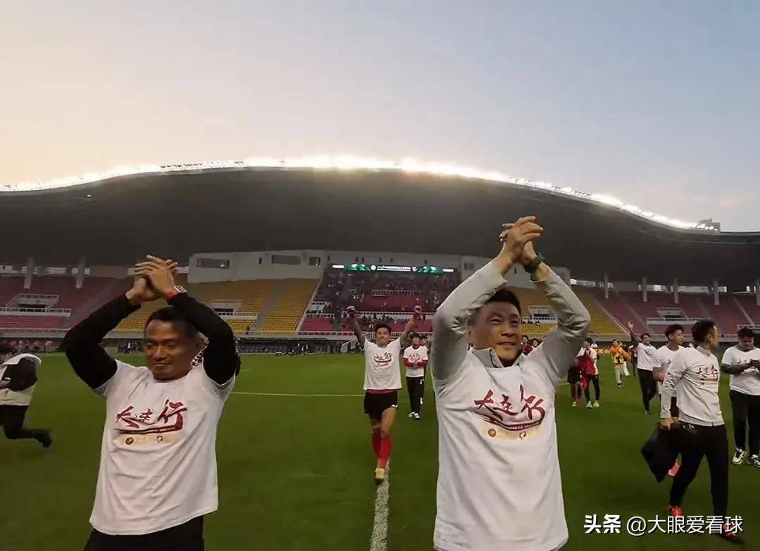 战绩辉煌的运动员引领球队赢得胜利