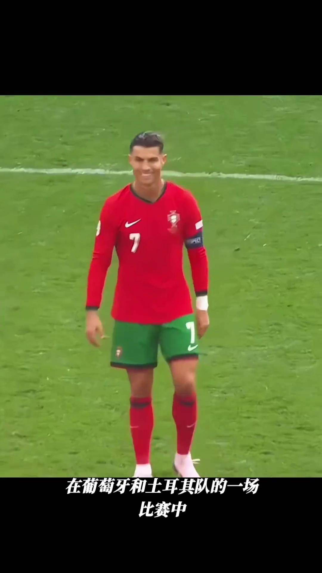 关于足球比赛背后的感人瞬间,球员们值得致敬的信息 关于足球比赛背后的感人瞬间,球员们值得致敬的信息