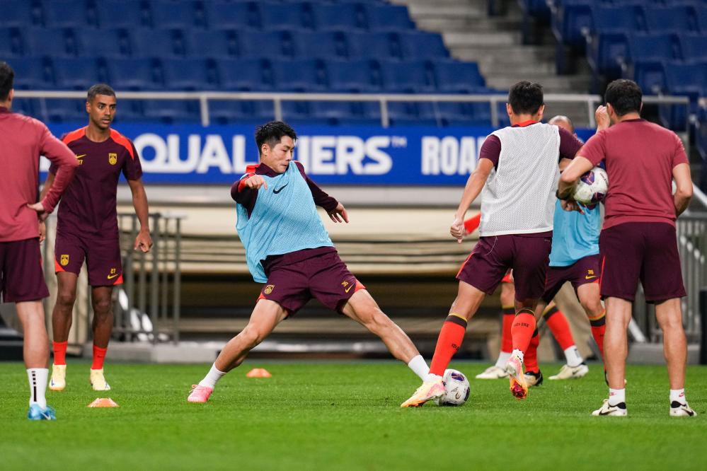 包含足球赛场上的困境与挑战:球员们如何应对?的词条 包含足球赛场上的困境与挑战:球员们如何应对?的词条