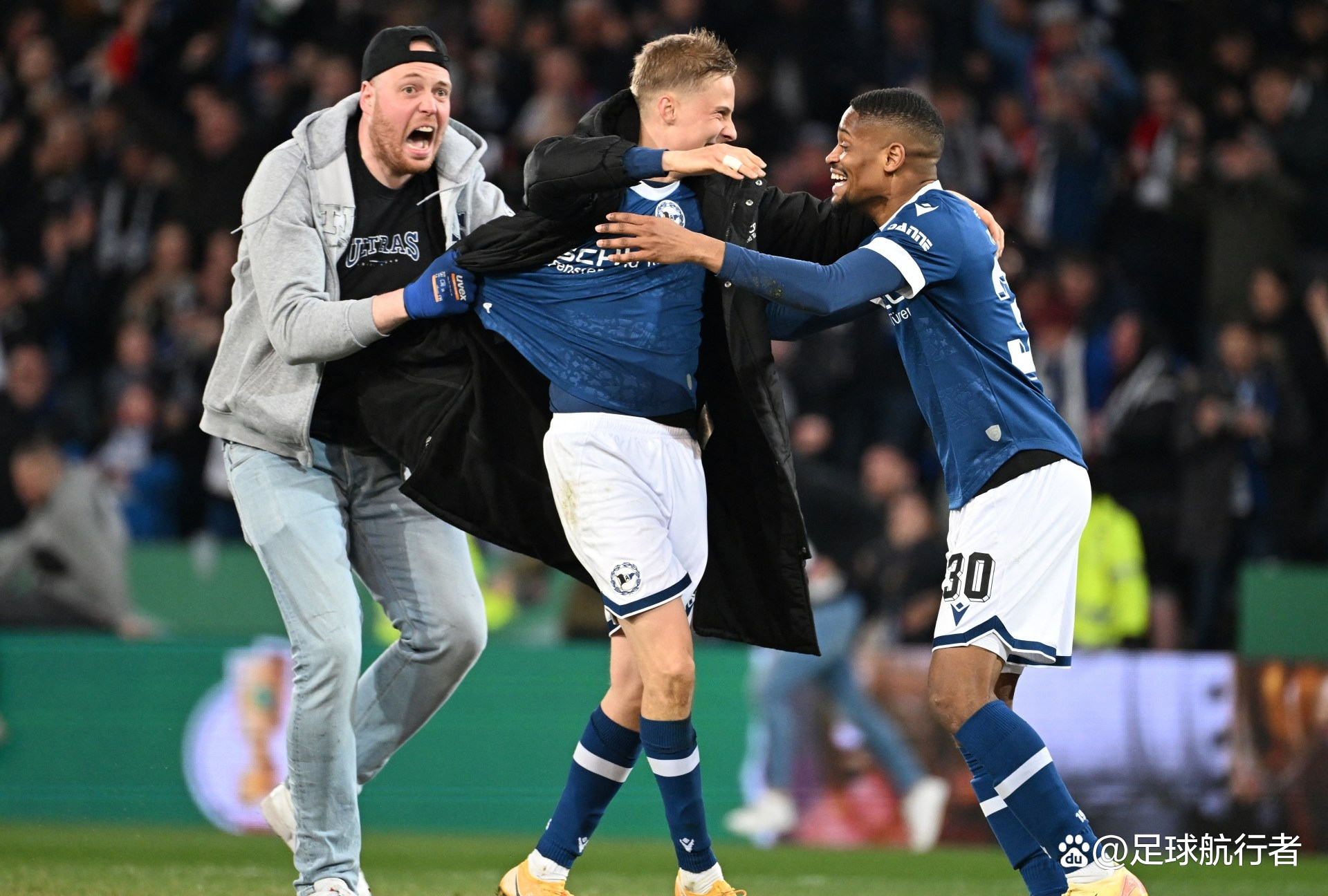 比勒费尔德在一场激战中全力夺胜 比勒费尔德在一场激战中全力夺胜