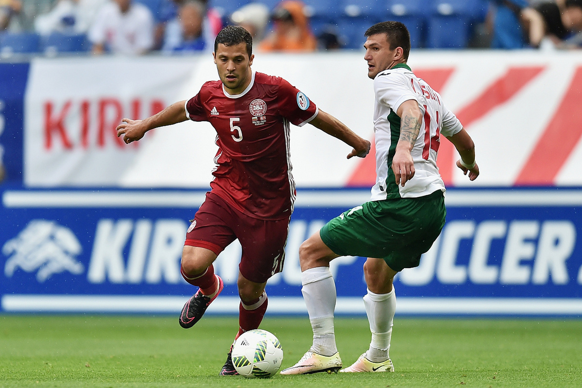 比勒费尔德在一场激战中全力夺胜 比勒费尔德在一场激战中全力夺胜