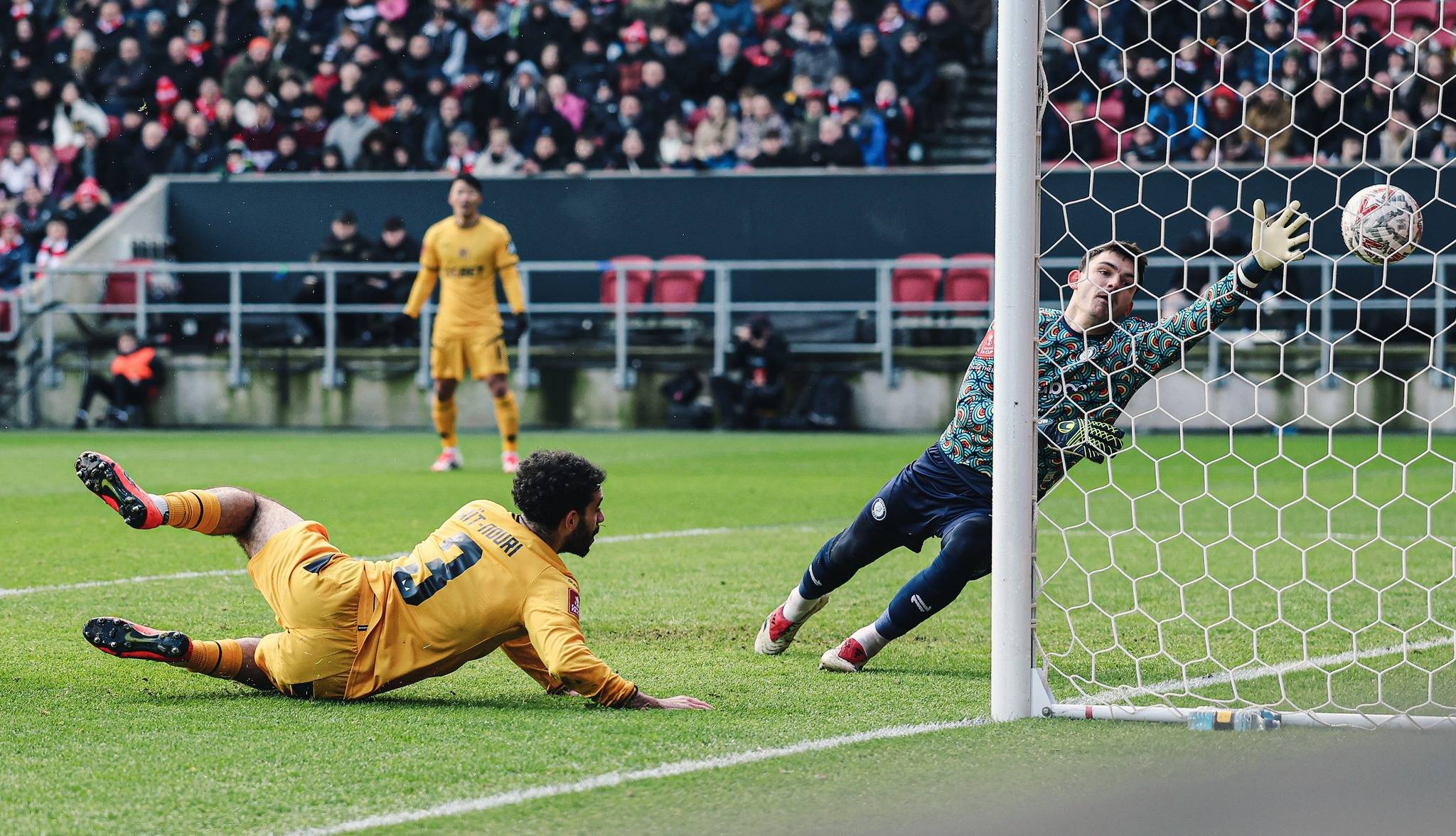 比赛中球员疯狂攻门，多次将球送入对手球门