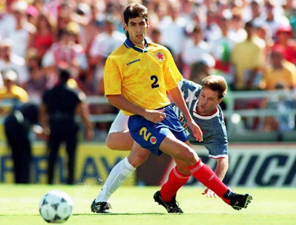 比赛中球员疯狂攻门，多次将球送入对手球门