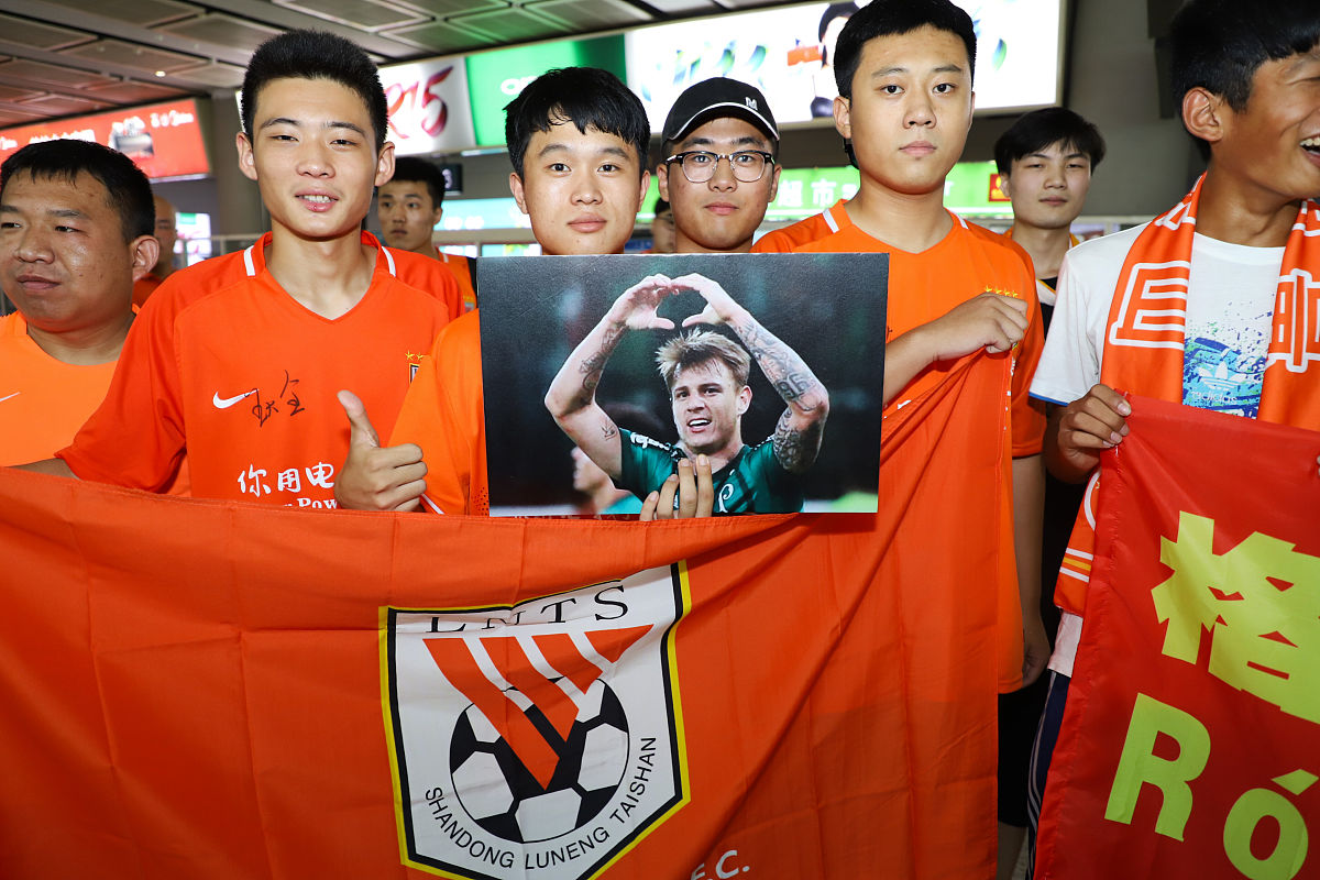 关于精彩对抗场景激烈上演，球员斗志昂扬的信息