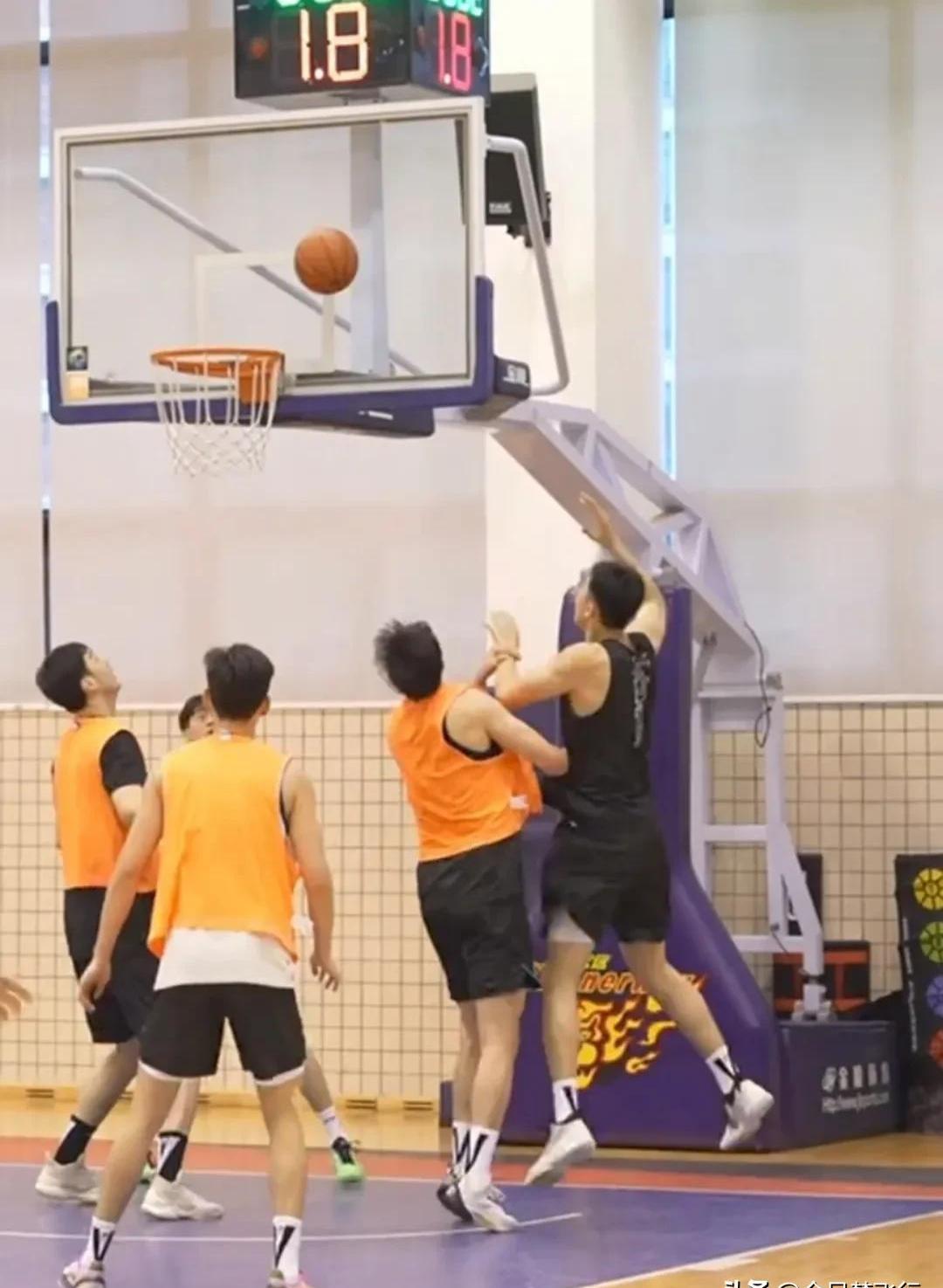 关于精彩对抗场景激烈上演，球员斗志昂扬的信息