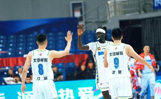 关于布雷斯特队在激烈角逐中取得关键胜利的信息