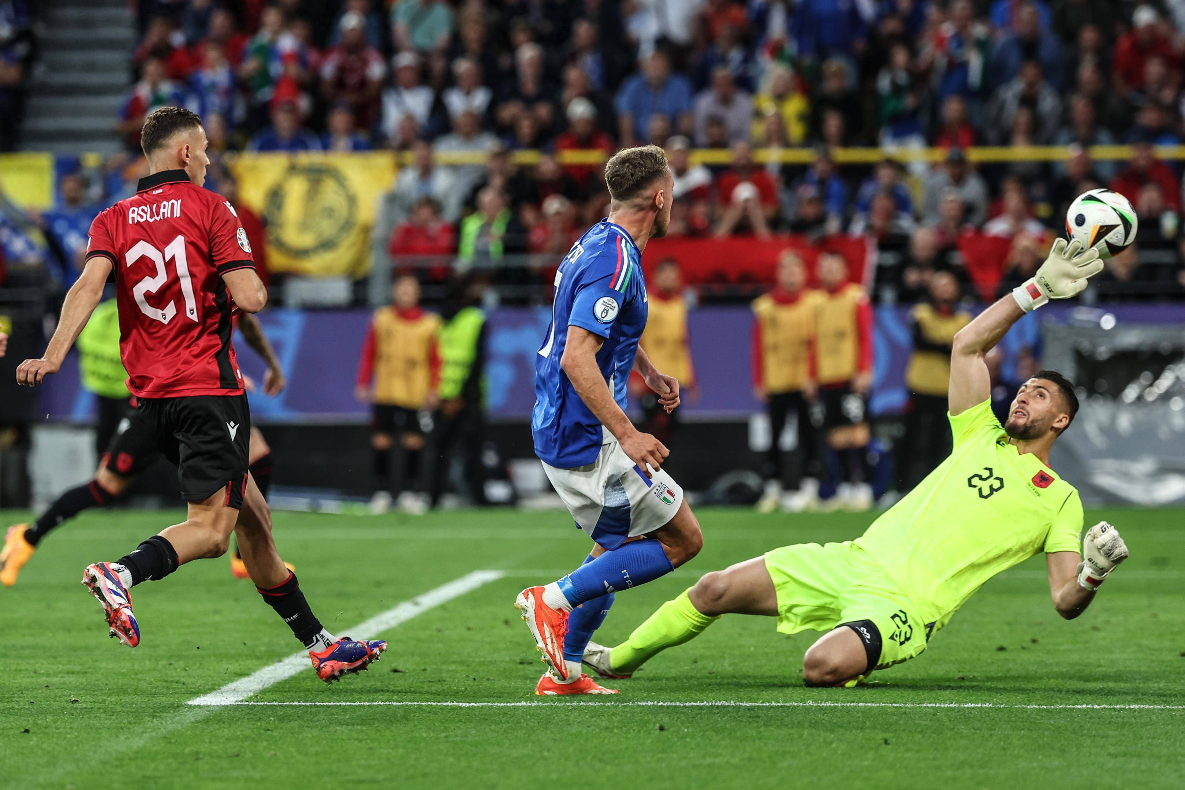 意大利队大胜,库尔图瓦精彩扑救 意大利队大胜,库尔图瓦精彩扑救