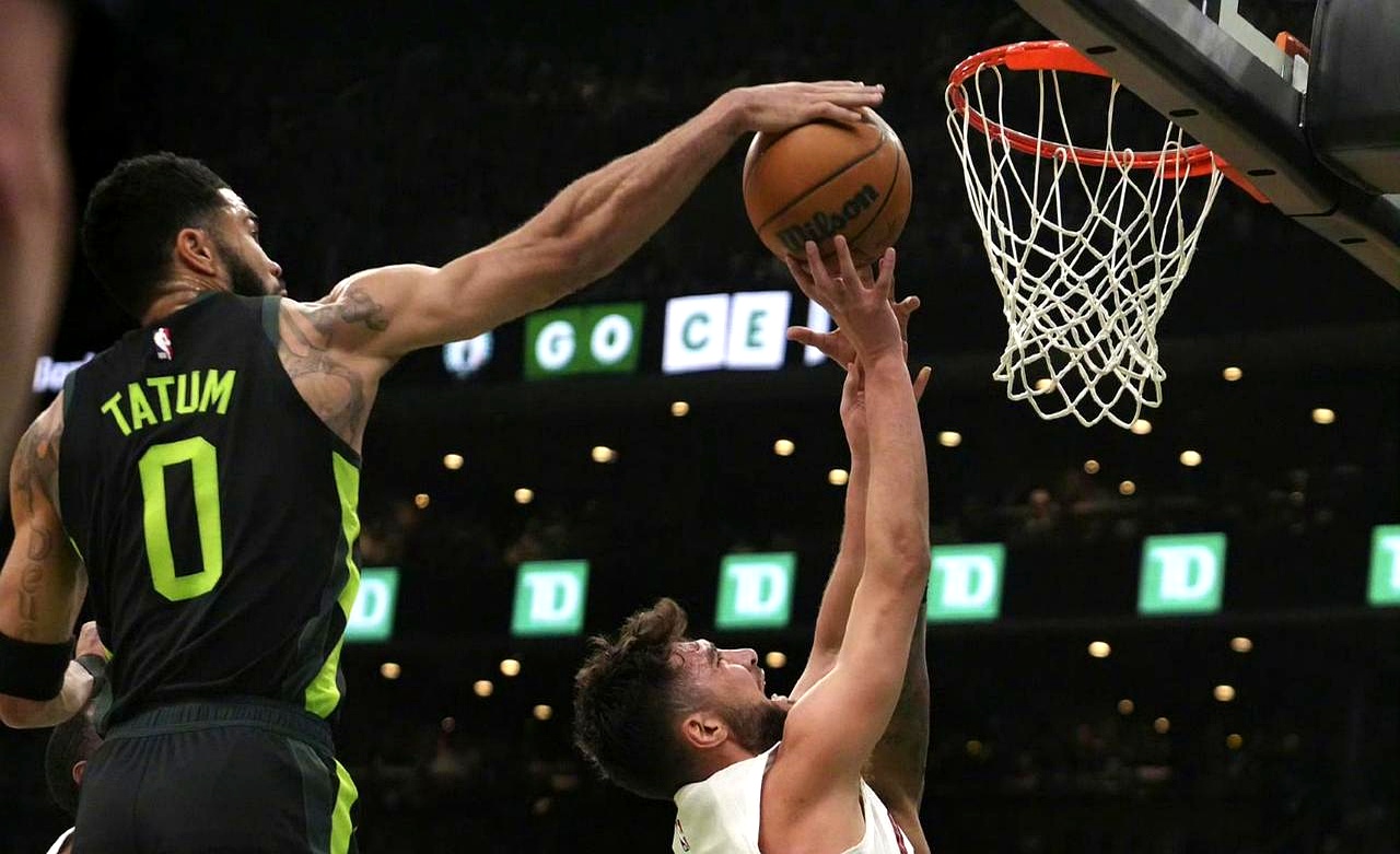 篮板球争夺激烈，球队凭借优势击败对手的简单介绍