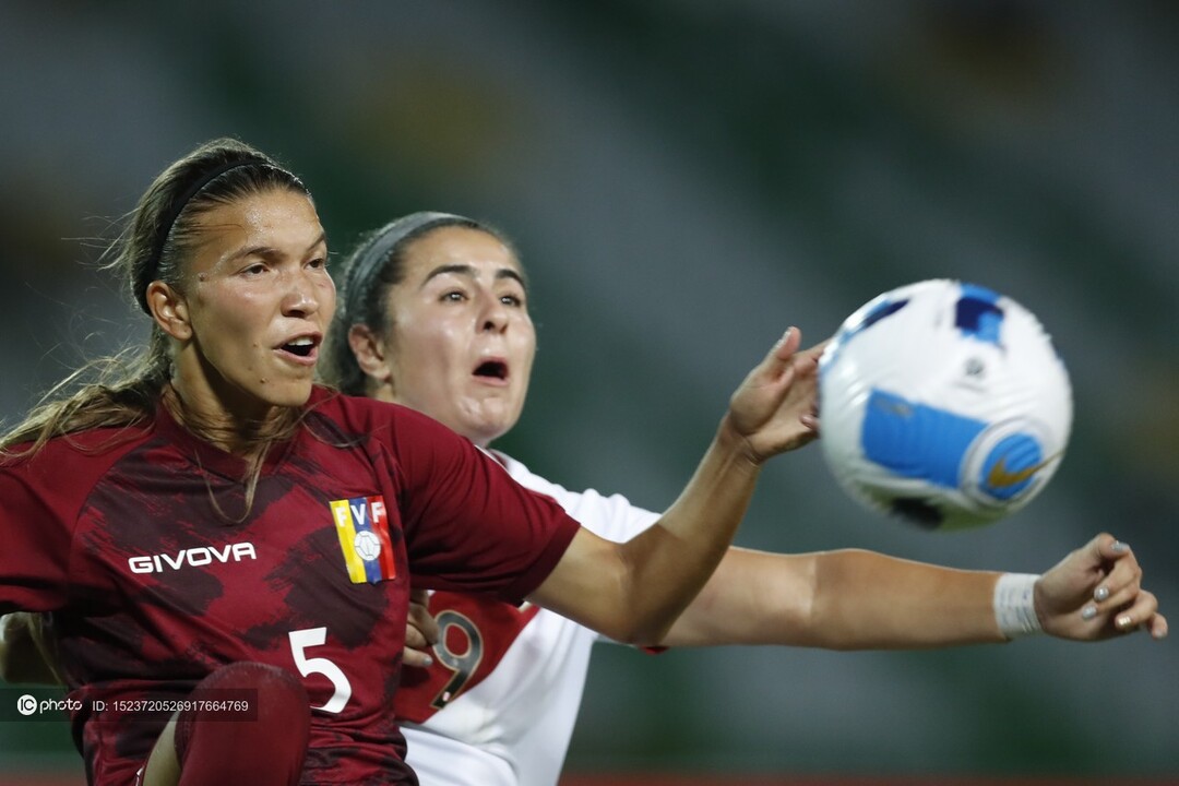 秘鲁女足队加强防守训练