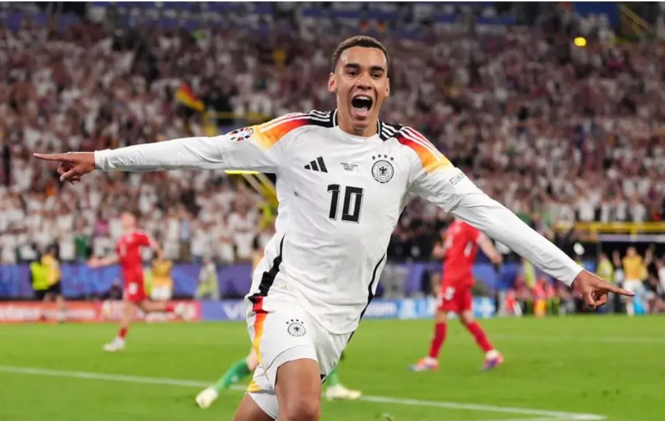 丹麦队勇夺胜利晋级欧洲杯决赛