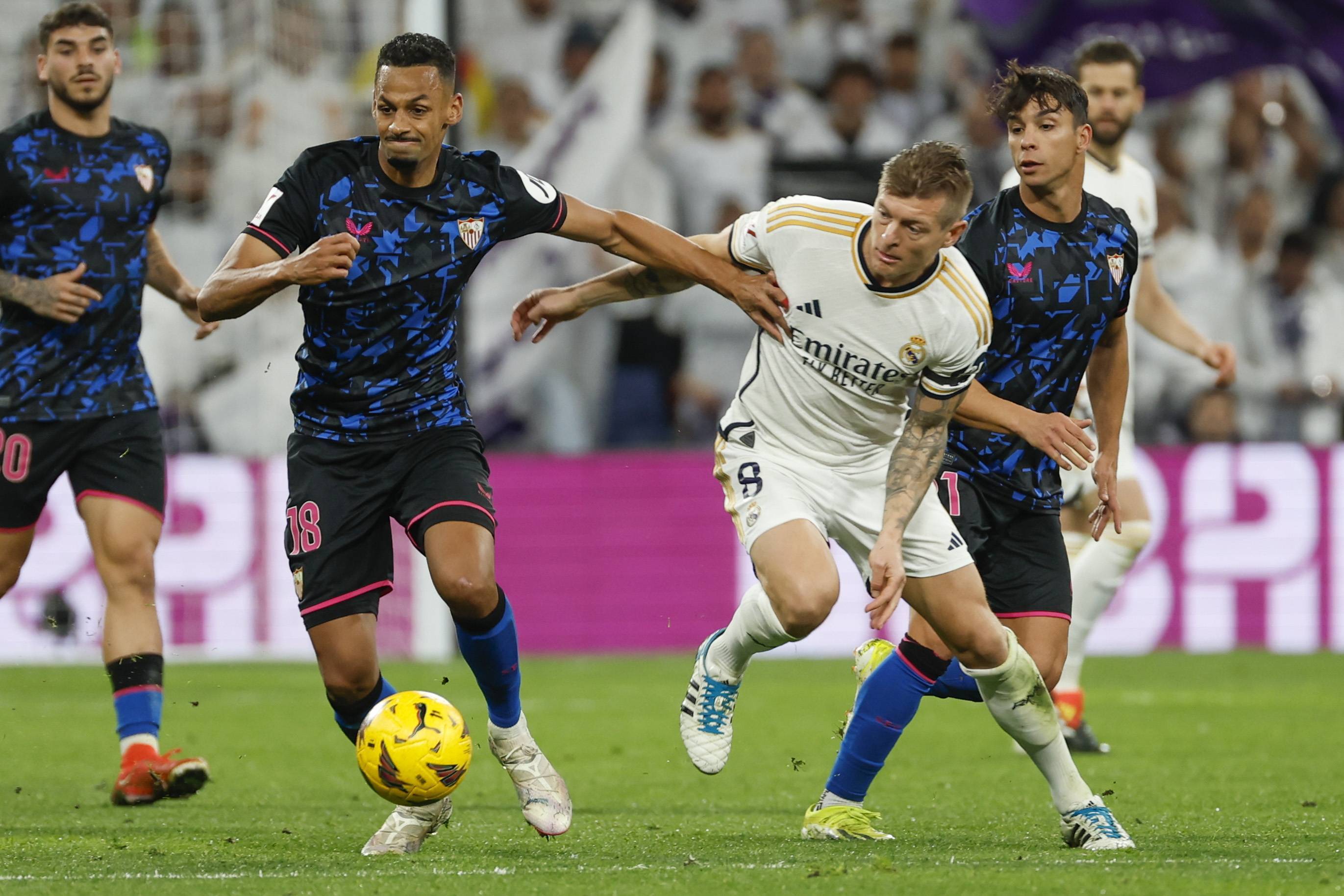 塞尔维亚国脚在球场上展现出色的简单介绍