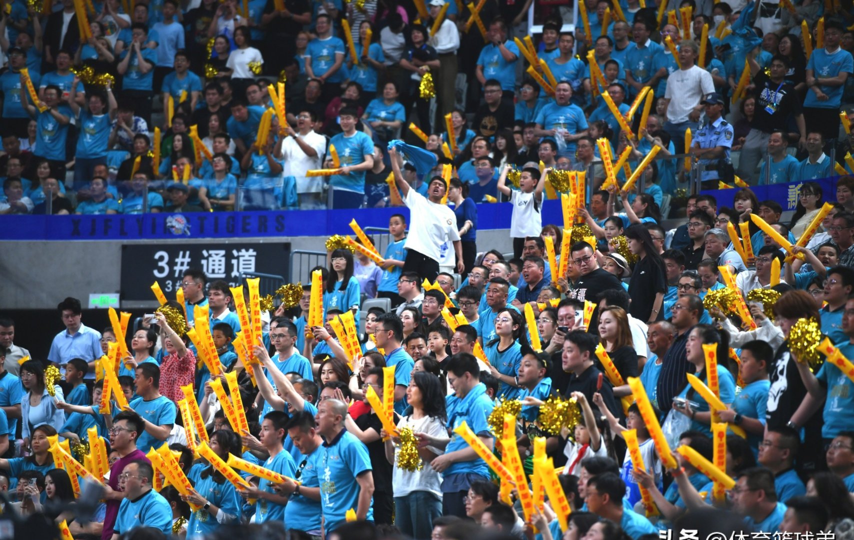 球队实力彰显，篮球比赛高潮迭起，观众情绪高涨的简单介绍