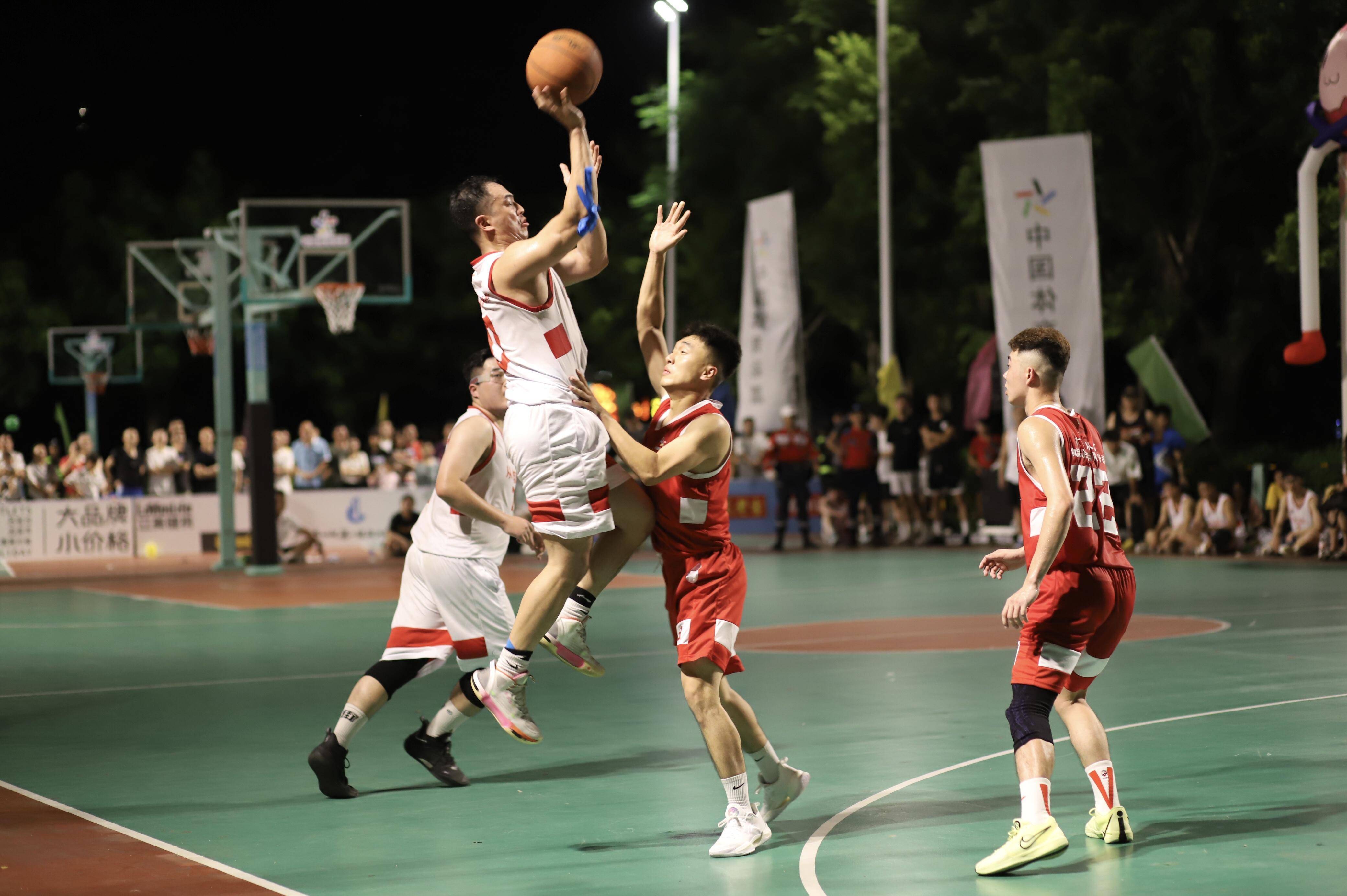 精彩的体育比赛引发观众热情 精彩的体育比赛引发观众热情