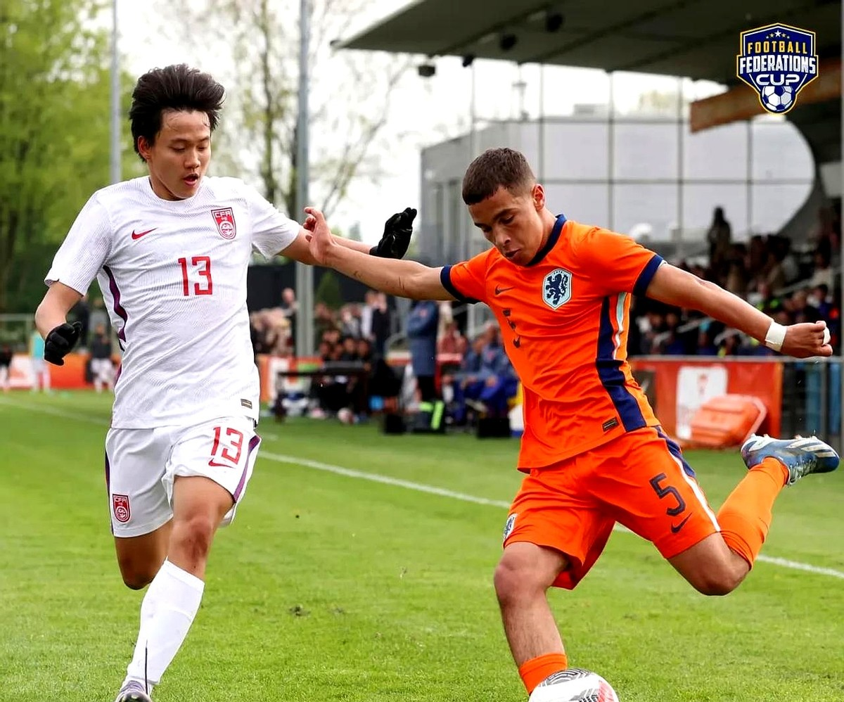 荷兰足球队在国际比赛中一路领先 荷兰足球队在国际比赛中一路领先