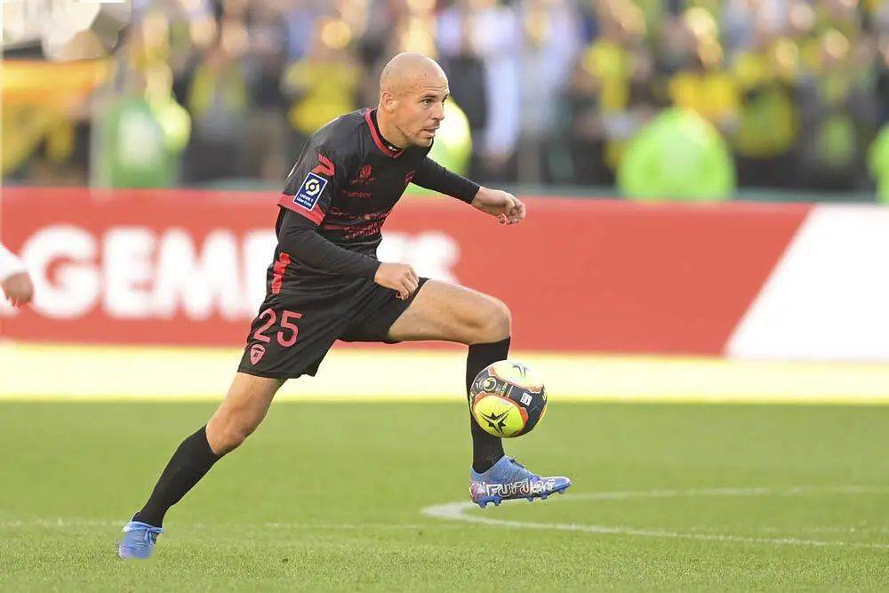 法甲球队主教练战术调整收效显著