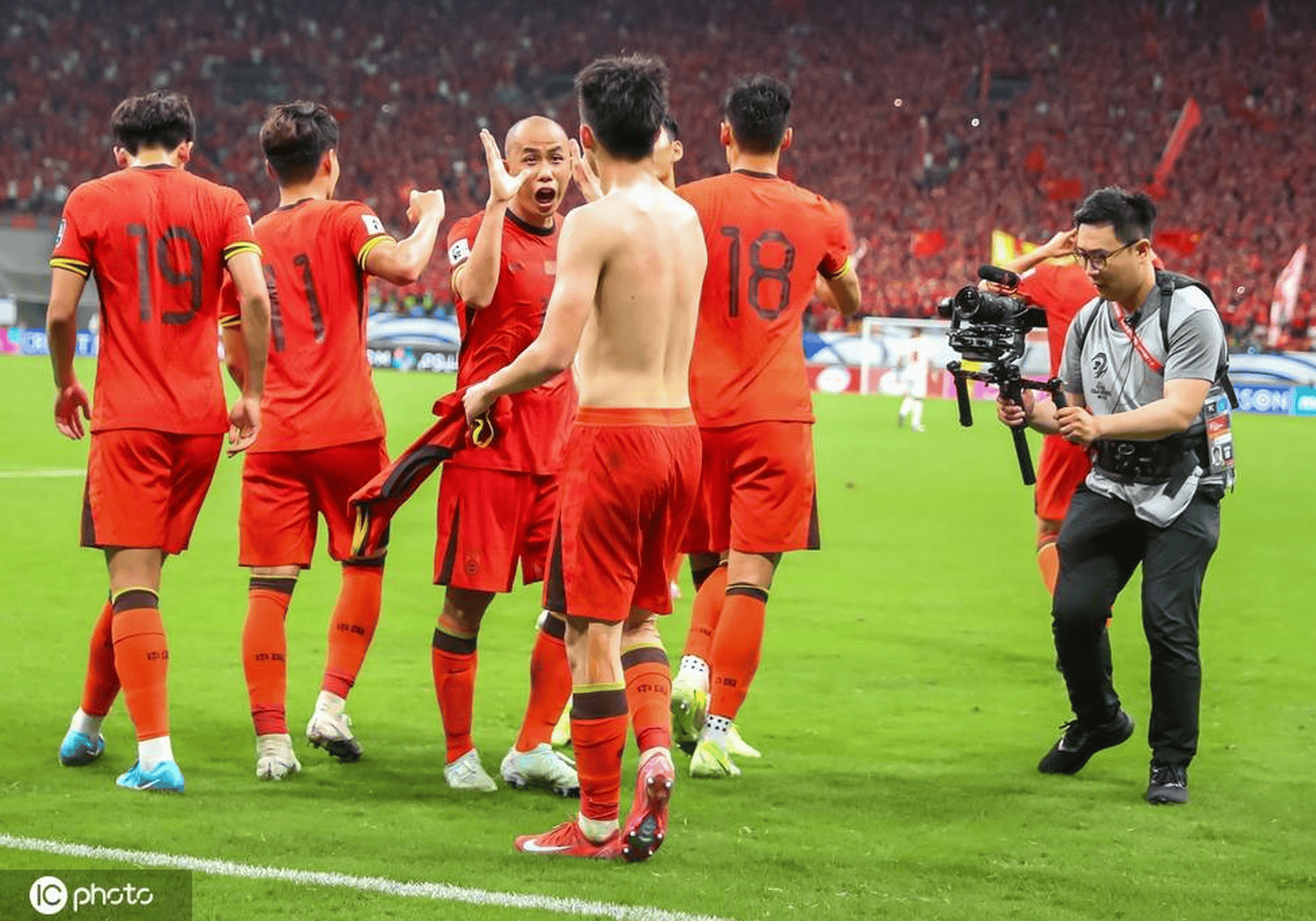 国家足球队在国际赛事中实现突破性的胜利