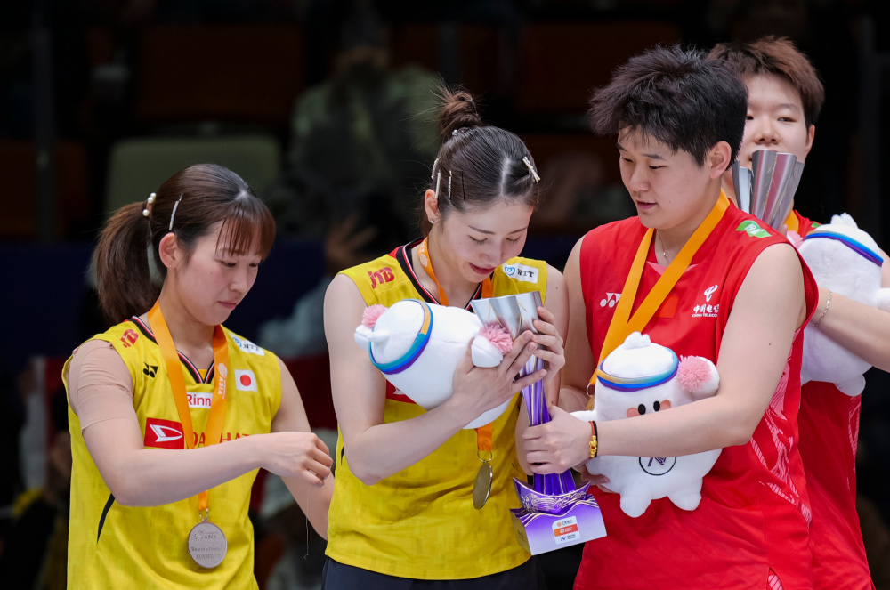 羽毛球女双赛场争锋，中国组合夺冠