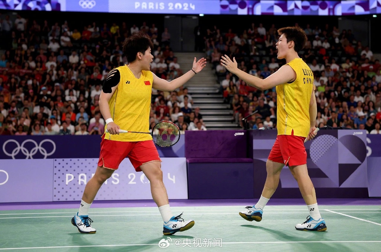 羽毛球女双赛场争锋，中国组合夺冠