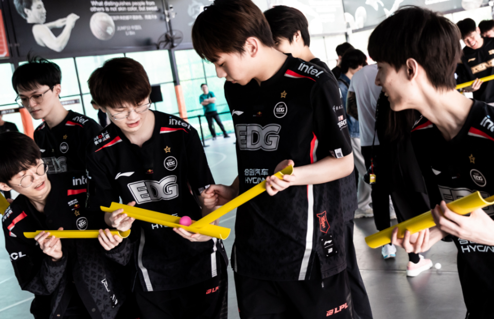 CLG力克EDG,Ruler开启传奇时刻小组赛3:0(上海) CLG力克EDG,Ruler开启传奇时刻小组赛3:0(上海)