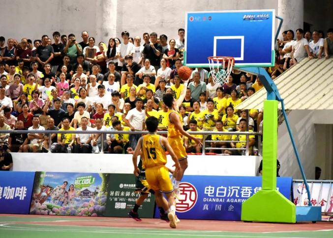 比赛中情绪澎湃,球员展现出极大耐力 比赛中情绪澎湃,球员展现出极大耐力