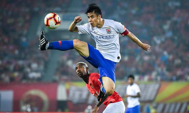 足球名宿重返赛场，引发球迷狂热