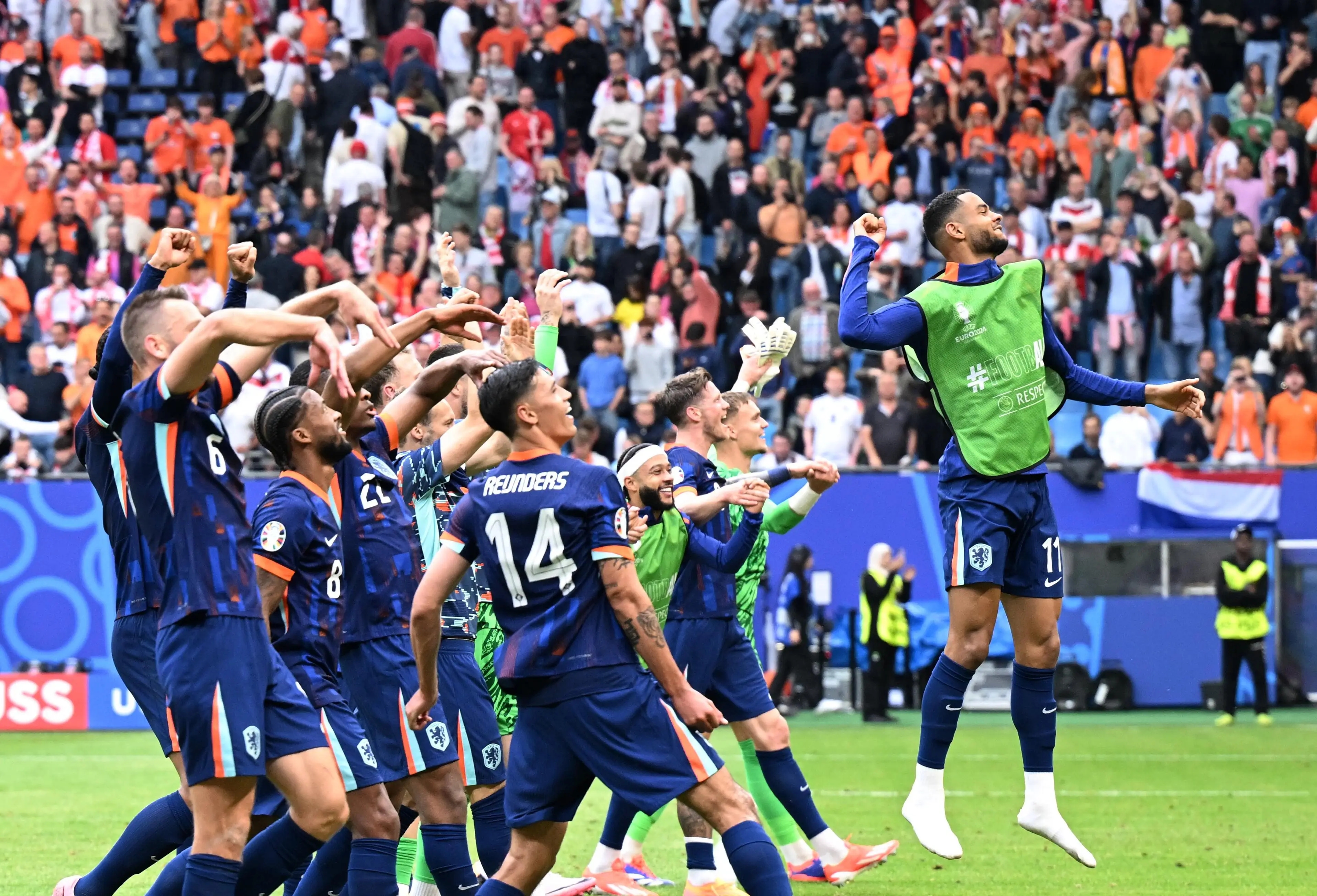 包含欧洲高温足球比赛备战，球队训练重视调整状态的词条