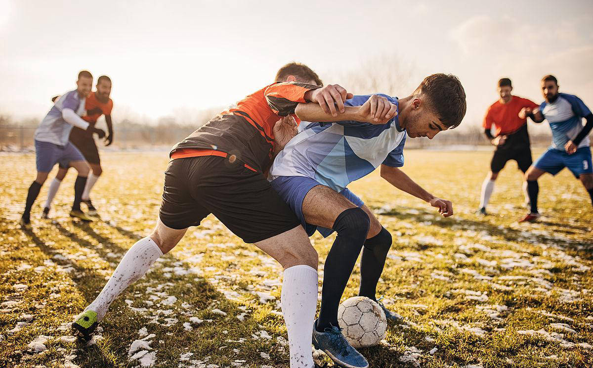 包含欧洲高温足球比赛备战，球队训练重视调整状态的词条