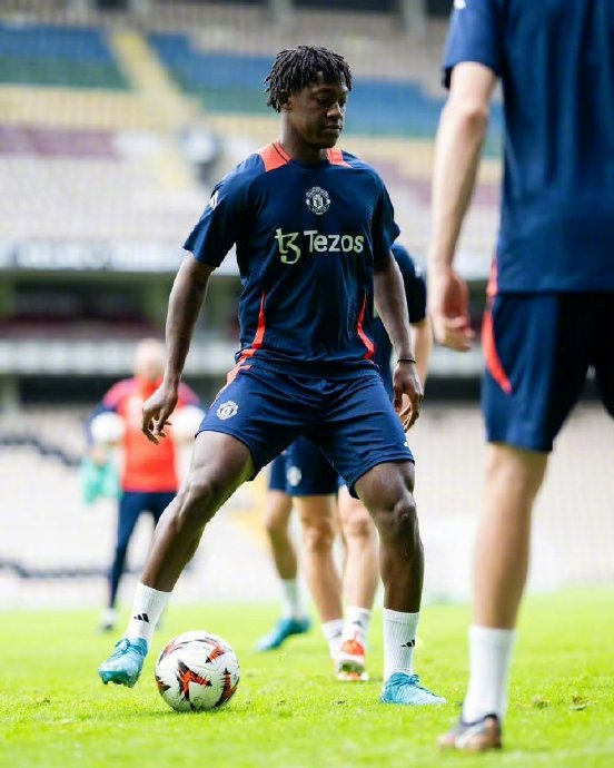 阿斯顿维拉遭遇曼联绝杀,积分领先不保的简单介绍 阿斯顿维拉遭遇曼联绝杀,积分领先不保的简单介绍